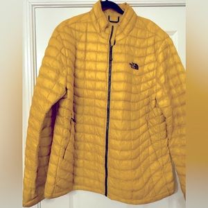 The North Face Men’s XL Thermoball insulated puffer